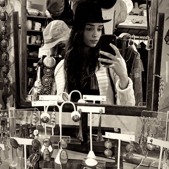 Meet your Posher, Robyn - Picture 2 of 2